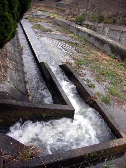 �����̐��͉͐�ɕ�������Ă���